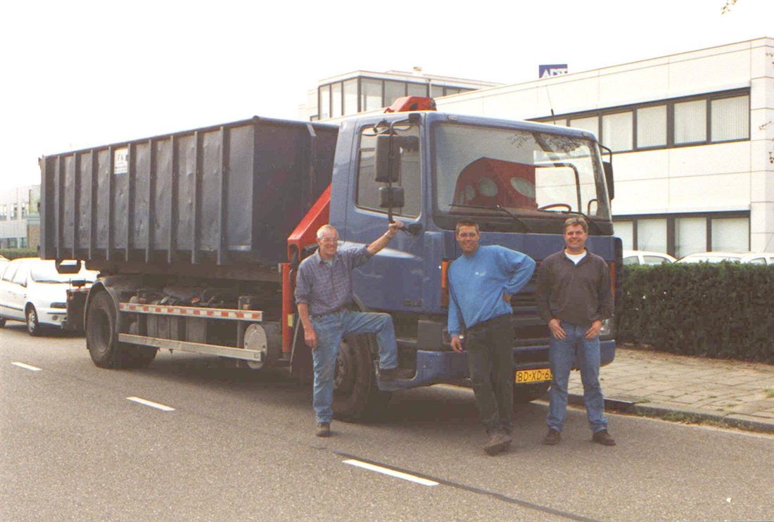 Het team van FNK van der Meer bij de eigen kraanwagen met afzetcontainer in Capelle aan den IJssel